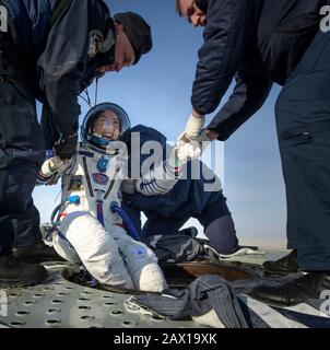 Die NASA-Astronautin Christina Koch wird nur wenige Minuten nach ihrer Landung an Bord des russischen Raumschiffs Sojus MS-13 in einem abgelegenen Gebiet am 6. Februar 2020 in der Nähe der Stadt Zhezkazgan, Kasachstan, aus dem Raumschiff Sojus MS-13, Roskosmos Kosmonaut Alexander Skvortsow und ESA-Astronaut Luca Parmitano herausgeholfen. Koch kehrte zur Erde zurück, nachdem er 328 Tage im All, dem längsten Raumflug einer Frau in der Geschichte, als Mitglied der Expeditions 59-60-61 auf der Internationalen Raumstation einloggt hatte. Stockfoto