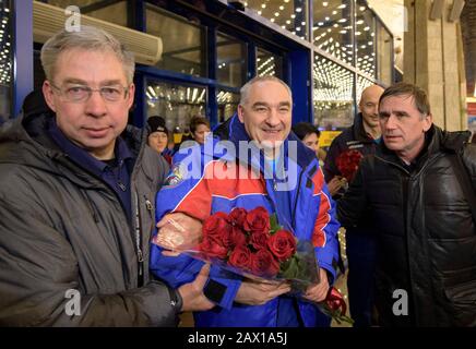 Roskosmos Kosmonaut Alexander Skvortsov, Zentrum, wird von dem stellvertretenden Leiter der Such-und-Rettungs-Abteilung von Rosaviatsiya Aleksey Lukijanow, links, unterstützt. Und Gagarin Cosmonaut Training Center Stellvertretender Leiter für Kosmonautentraining Juri Malenchenko, direkt nach der Ankunft auf der Karaganda Airport Willkommensfeier 6. Februar 2020 in Zhezkazgan, Kasachstan.Skvortsov Landung an Bord des Sojus MS-13 Raumschiffs mit anderen Besatzungsmitgliedern, ESA-Astronaut Luca Parmitano und NASA-Astronautin Christina Koch Stockfoto