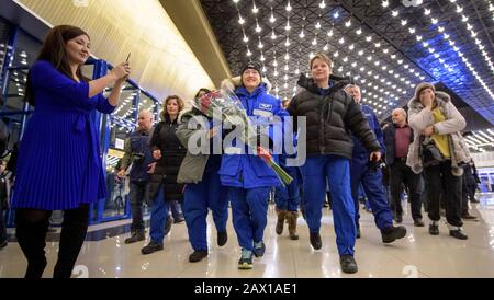 Die NASA-Astronautin Christina Koch, Zentrum, wird vom NASA-Flugchirurgen Sharmila Watkins, links, und der NASA-Astronautin Anne McClain, rechts, unterstützt, nachdem sie nach einer erfolgreichen Landung an Bord des Sojus MS-13-Raumschiffs, das mit anderen Besatzungsmitgliedern, Roskosmos Kosmonaut Alexander Skvortsov, angerührt wurde, zur Begrüßung auf dem Karaganda-Flughafen angekommen ist. Und ESA-Astronaut Luca Parmitano 6. Februar 2020 in Zhezkazgan, Kasachstan. Koch kehrte zur Erde zurück, nachdem er 328 Tage im All, dem längsten Raumflug einer Frau in der Geschichte, als Mitglied der Expeditions 59-60-61 auf der Internationalen Raumstation einloggt hatte. Stockfoto