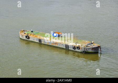 Verankerter Kahn an der Themse, London, England Stockfoto