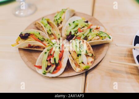 Kinderessen kreativ. Schlangenförmige Sandwiches Stockfoto