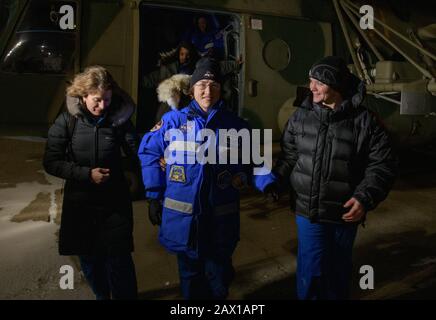 Die NASA-Astronautin Christina Koch, Zentrum, wird von der russischen Nurse Yana Shelepova, links, und der NASA-Astronautin Anne McClain, rechts, unterstützt, nachdem sie nach einer erfolgreichen Landung an Bord des Sojus MS-13-Raumschiffs, das mit anderen Besatzungsmitgliedern, Roskosmos Kosmonaut Alexander Skvortsov, angerührt wurde, vom Hubschrauber auf dem Karaganda-Flughafen gestartet wurde. Und ESA-Astronaut Luca Parmitano 6. Februar 2020 in Zhezkazgan, Kasachstan. Koch kehrte zur Erde zurück, nachdem er 328 Tage im All, dem längsten Raumflug einer Frau in der Geschichte, als Mitglied der Expeditions 59-60-61 auf dem Internationalen Weltraumstati einloggt Stockfoto