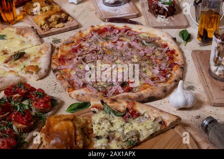 Neapolitanische traditionelle Gerichte. Bruschetten, Pizza und Desserts. Isoliertes Bild. Mediterrane Küche Stockfoto