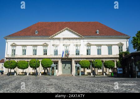 Die Fassade im neoklassizistischen Stil des Sandor-Palastes im Buda-Burgviertel, Budapest, Ungarn Stockfoto