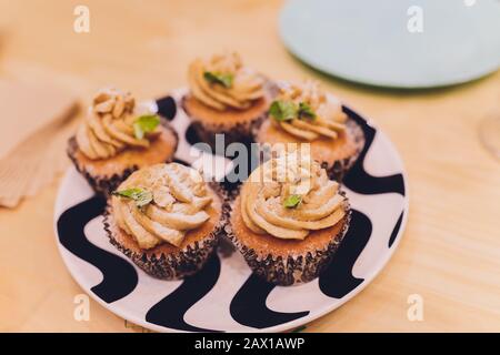 Hausgemachte Carrot Cupcakes mit Cream Cheese Frosting für Ostern Stockfoto