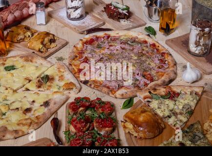 Neapolitanische traditionelle Gerichte. Bruchettas, Pizza und Desserts. Isoliertes Bild. Mediterrane Küche Stockfoto