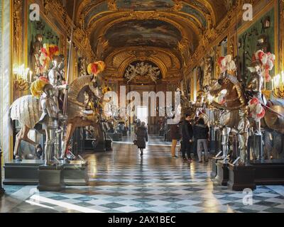 Turin, ITALIEN - CIRCA JANUAR 2020: Armeria reale (Übersetzung Royal Armoury) Sammlungen von Waffen und Rüstungen der Familie Savoy im Palazzo reale (Tran Stockfoto