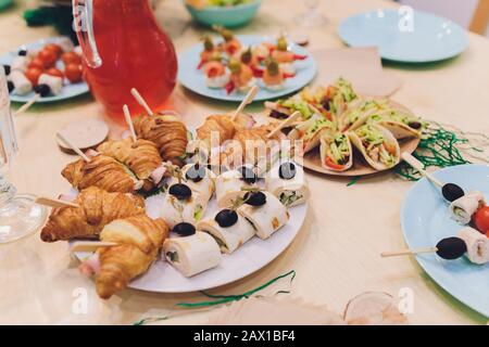 Kinderessen kreativ. Schlangenförmige Sandwiches Stockfoto