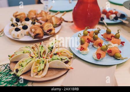 Kinderessen kreativ. Schlangenförmige Sandwiches Stockfoto