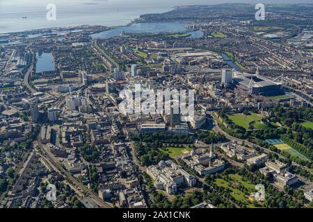 Ein Blick aus der Vogelperspektive auf das walisische Principality Stadium und das Cardiff City Centre bietet eine atemberaubende Mischung aus moderner Architektur und historischen Wahrzeichen. Stockfoto
