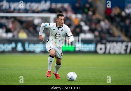 Swansea, Großbritannien. Februar 2020. Connor Roberts aus Swansea City beim Sky Bet Championship Match zwischen Swansea City und Derby County im Liberty Stadium, Swansea, Wales am 8. Februar 2020. Foto von Andy Rowland. Kredit: Prime Media Images/Alamy Live News Stockfoto