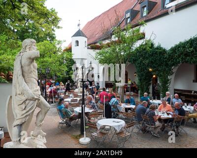 Biergarten weißes Bräuhaus, Kelheim, Altmühltal, Bayern, Deutschland Biergarten weißes Bräuhaus, Kelheim, Bayern, Deutschland Stockfoto