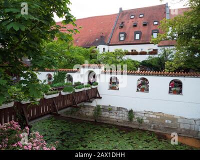 Biergarten weißes Bräuhaus, Kelheim, Altmühltal, Bayern, Deutschland Biergarten weißes Bräuhaus, Kelheim, Bayern, Deutschland Stockfoto