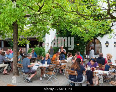 Biergarten weißes Bräuhaus, Kelheim, Altmühltal, Bayern, Deutschland Biergarten weißes Bräuhaus, Kelheim, Bayern, Deutschland Stockfoto