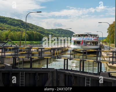 Main-Donau-Kanalschleuse bei Kelheim, Altmühltal, Bayern, Deutschland Main-Donau-Kanalschloss bei Kelheim, Altmühltal, Bayern, Deutschland Stockfoto