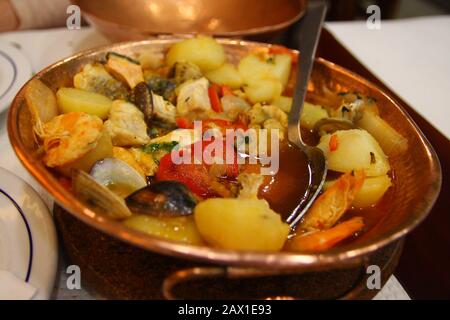 Cataplana-Spezialität in einer Kupfer-Kasserole Stockfoto