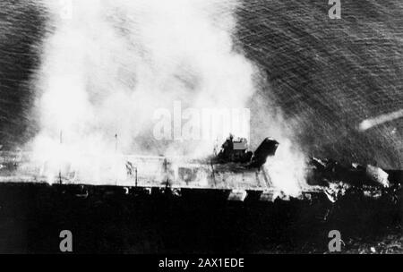 JUNI, USA: SCHLACHT IN DER MITTE. Der japanische Flugzeugträger Hiryu brannte und versenkte am Morgen, nachdem er während der Schlacht um Midway am 5. Juni 1942 von US-Flugzeugen bombardiert wurde. Fotografiert von einem Flugzeug des Trägers Hosho. - WELTKRIEG - Zweiter Weltkrieg - SECONDA GUERRA MONDIALE - Foto Storiche storica - HISTORIENFOTOS - Stati Uniti d' America - Bombardamento - Nave - Marine - mare - SEA - attacco aereo - USA - GIAPPONE - GUERRA DEL PAZIFICO - OCEANO - OCEAN PACIFIC - BATTAGLIA - SCHLACHT - Aeroplano - Inseln - Midway-Atoll - Die Schlacht von Midway - HAWAY - AVIAZIONE - portae Stockfoto