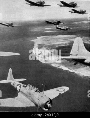 JUNI, USA: SCHLACHT IN DER MITTE. Aeroplani USA in volo su Midway - WELTKRIEG II - Zweiter Weltkrieg - SECONDA GUERRA MONDIALE - Foto Storiche storica - HISTORIENFOTOS - Stati Uniti d' America - Bombardamento - Nave - Marine - mare - SEA - attacco aereo - USA - GIAPPONE - GUERRA DEL Pacifico - OCEANO - OCEAN PACIFIC - BATTAGLIA - BATTAGLIA - BATTLE - Aeroplano - Inseln - Midway-Atoll - The Battle of Midway - HAWAY - AVIAZIONE ---- ARCHIVIO GBB Stockfoto