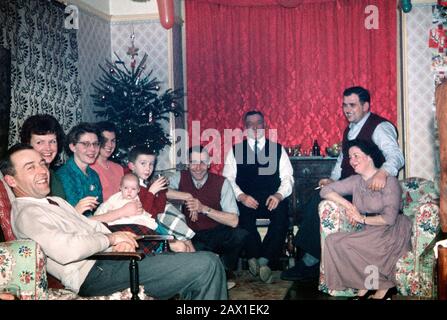 Weihnachten 1959 in einem Vorraum eines Reihenhauses in Portsmouth. Familie und Nachbarn zusammen für Getränke, Zigarren, Raucher und Happy Times Stockfoto