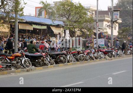 Angesichts der illegalen Parkplätze auf dem Grüngürtel, die für Pendler Probleme bereiten und einen reibungslosen Verkehrsfluss erfordern, muss die betreffende Abteilung an der Empress Road in Lahore am Montag, 10. Februar 2020 auf die Aufmerksamkeit der betroffenen Abteilung aufmerksam gemacht werden. Stockfoto