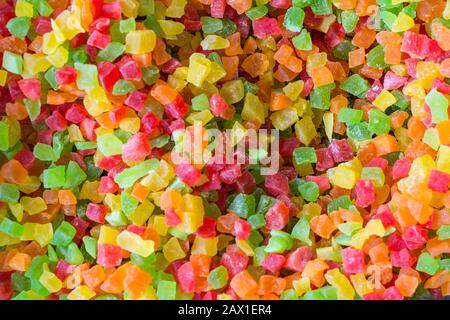 Kandierte Fruchtreihen Vollrahmen in Nahaufnahme Draufsicht, Textur von mehrfarbigen kandierten Früchten. Stockfoto