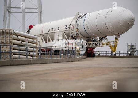 Die Northrop Grumman Antares Rakete mit Cygnus-Nachschub-Raumfahrzeugen an Bord wird zum Start von Pad-0A auf der NASA Wallops Flight Facility 5. Februar 2020 in Wallops, Virginia verlegt. Die kommerzielle Mission zur Rücklieferung von Fracht wird 7.500 Pfund an Lieferungen und Ausrüstung zur Internationalen Raumstation bringen und soll am 9. Februar starten.