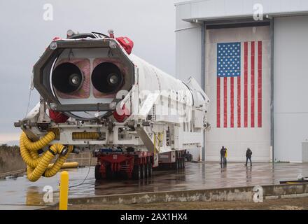 Die Northrop Grumman Antares Rakete mit Cygnus-Nachschub-Raumfahrzeugen an Bord wird zum Start von Pad-0A auf der NASA Wallops Flight Facility 5. Februar 2020 in Wallops, Virginia verlegt. Die kommerzielle Mission zur Rücklieferung von Fracht wird 7.500 Pfund an Lieferungen und Ausrüstung zur Internationalen Raumstation bringen und soll am 9. Februar starten.