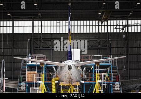 LUQA, MALTA - 27. Juli - Arbeiten im Lufthansa Technik-Hangar an einem Lufthansa-Flugzeug Stockfoto