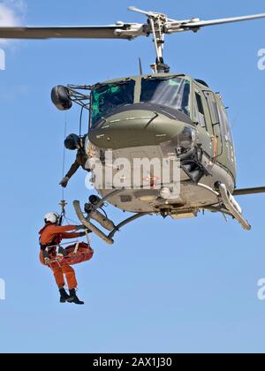 Malta - 05. OKTOBER 2008 - Militärische Huey UH1-N Hubschrauberrettung Stockfoto