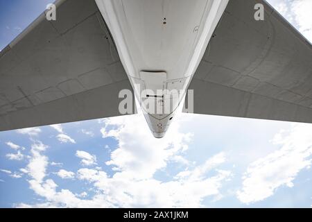 Rückansicht des Jet Airliners gegen blauen Himmel Stockfoto