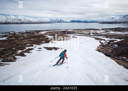 Frau auf dem Skisport zum Meer in Island Stockfoto