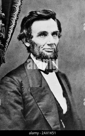 1861, 9. februar, USA: Der Präsident der Vereinigten Staaten ABRAHAM LINCOLN (Big South Fork, KY, 1809 - Washington 1865), das letzte Porträt, das in Springfield, Illinois, sitzt, bevor es nach Washington, D.C. geht, um die Präsidentschaft zu übernehmen. Foto von Christopher S. DEUTSCH - Presidente della Repubblica - Stati Uniti - USA - Ritratto - Porträt - Cravatta - Krawatte - papillon - Kragen - Colletto - Abramo --- Archivio GBB Stockfoto