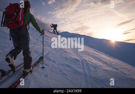 Zwei Personen beim Sonnenaufgang im Backcountry Skifahren in Island Stockfoto