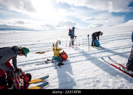 Eine Gruppe von Skifahrern ruht sich auf einem Skitour im Hinterland aus Stockfoto