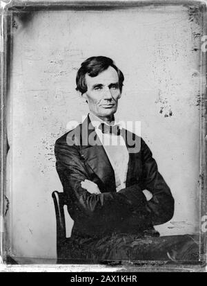 1860, 13. august, USA: Präsident der USA ABRAHAM LINCOLN (Big South Fork, KY, 1809 - Washington 1865). Foto von PRESTON BUTLER, Springfield, Illinois, Das Für das letzte bärlose Porträt von Lincoln gehalten wurde, dieses Foto-Ambrotype wurde für den Porträtmaler John Henry Brown hergestellt, der für seine Miniaturen in Elfenbein notiert wurde. - Presidente della Repubblica - Stati Uniti - USA - Ritratto - Porträt - Cravatta - Krawatte - papillon - Kragen - Colletto - Abramo --- Archivio GBB Stockfoto