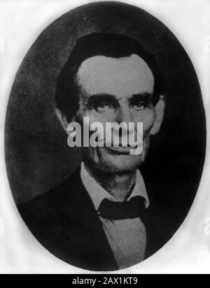 Mai, USA: Der Präsident der USA, ABRAHAM LINCOLN (Big South Fork, KY, 1809 - Washington 1865). Foto von Amon T. JOSHLIN . Abraham Lincoln während eines Wanderanwalts, aufgenommen in Danville, Illinois - Presidente della Repubblica - Stati Uniti - USA - Ritratto - Porträt - Cravatta - Krawatte - papillon - Kragen - Colletto - Abramo --- Archivio GBB Stockfoto