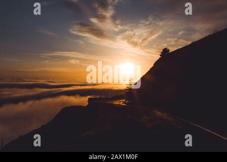 Highway 101 bei Sonnenuntergang über Wolken, die magische Stimmung erzeugen Stockfoto