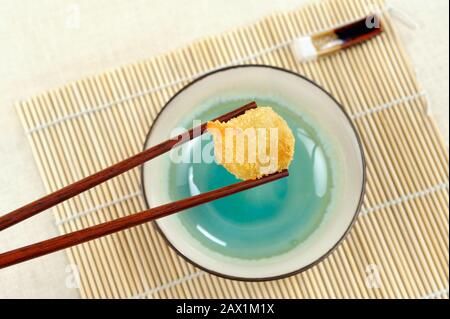 Frittierte chinesische Knödel mit Essstäbchen halten. , Stockfoto