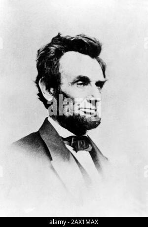 1864, 8. januar, USA: Der Präsident der USA, ABRAHAM LINCOLN (Big South Fork, KY, 1809 - Washington 1865). Foto von Mathew B. BRADY (ca. 1823 - 1896 ). Lincoln gefiel dieses Foto, aufgenommen mit einer Mehrlinsenkamera von Mathew B. Brady, Washington, D.C., Freitag, 8. Januar 1864. Er sagte davon: "Ich weiß nicht, dass ich eine Lieblingsporträt von mir habe; Aber ich habe gedacht, dass, wenn ich wie eine der mir entnommenen Ähnlichkeit aussah, ich am meisten so aussah.' - Presidente della Repubblica - Stati Uniti - USA - Ritratto - Porträt - Cravatta - Krawatte - papillon - Kragen - colletto Stockfoto