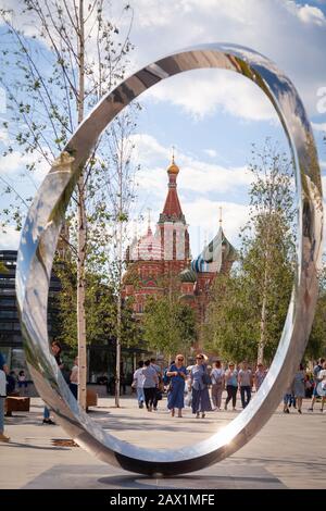 Russland Moskau 2019-06-17 Blick vom Sommer Zaryadye Park an der St. Basil Kathedrale durch die Skulptur endlose Kurve und Menschen zu Fuß. Architektur Stockfoto