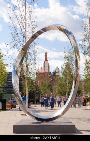 Russland Moskau 2019-06-17 Blick vom Sommer Zaryadye Park an der St. Basil Kathedrale durch die Skulptur endlose Kurve und Menschen zu Fuß. Architektur Stockfoto