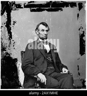 1864, 9. februar, USA: Präsident der USA ABRAHAM LINCOLN (Big South Fork, KY, 1809 - Washington 1865). Foto von ANTHONY BERGER . Porträt, das für die gravierte Büste von Lincoln verwendet wird, die viele Jahre lang auf der Fünf-Dollar-Rechnung der Vereinigten Staaten erschien, von 1914 bis 2007 - Presidente della Repubblica - Stati Uniti - USA - Ritratto - Porträt - Cravatta - Krawatte - papillon - Kragen - Colletto - Abramo -- -- Archivio GBB Stockfoto