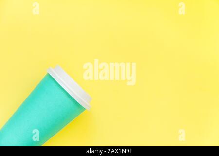 Einfach flach Design blaues Papier Kaffeetasse auf Gelb bunte trendy Hintergrund isoliert. Takeaway drink Container. Guten Morgen aufwachen wach Konzept. Vorlage der Drink mockup. Ansicht von oben kopieren Raum Stockfoto