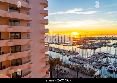 Palma de Mallorca, Bucht von Palma, Jachthafen, Marina Port de Mallorca, Segelschiffe und Motoryachten Balearen, Spanien Stockfoto