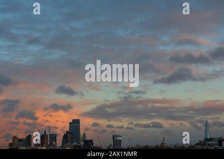 London, Großbritannien. Februar 2020. Skyline der Stadt London Wolken reflektieren Sonnenuntergang nach dem Sturm Ciara bleiben die Baukräne wegen der starken Winde untätig. Kredit: Thamesfleet/Alamy Live News Stockfoto