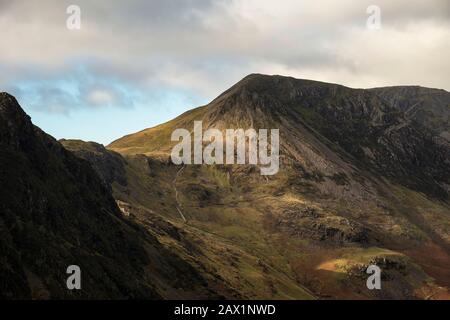 Majestic Herbst Landschaft Bild von Berggipfeln in Lake District in der Nähe von buttermere mit wunderschönen Licht über Kante Stockfoto