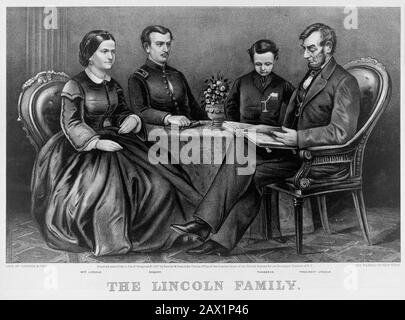 1864 Ca, USA: Der Präsident der USA, ABRAHAM LINCOLN (* 1809; † 1865) zu Hause. Das Bild zeigt Abraham Lincoln, das Porträt in voller Länge, links im Stuhl mit Mary Todd (* um 184; † 1882) neben ihm, und die Söhne Thomas (* um 1850; † 1871) und Robert Todd (* um Thaddäus, † um die Jahre um 150-1926) auf einem Schreibtisch auf der rechten Seite. Eingraviert von Currier & Ives, Pubbliert im Jahr 1867 - Presidente della Repubblica - Stati Uniti - USA - Ritratto - Porträt - Cravatta - Krawatte - papillon - Kragen - Colletto - Abramo - Familie - Famiglia - padre - Vater - Mutter - Mamma - Mamma - figlio - figli - Söhne - LESER - LETT Stockfoto