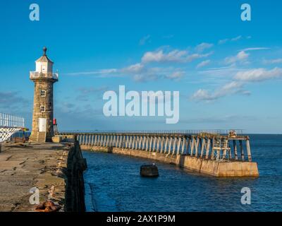 Lücke wird durch neue Fußgängerbrücke auf East Pier, Whitby, Großbritannien überbrückt. Stockfoto