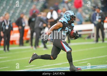 Dallas Renegades Running Back Austin Walter (27) nimmt einige Schnappschüsse in Vorspiel-Aufwärmungen während eines XFL Profi-Fußballspiels, Samstag, 9. Februar 2020, im Globe Life Park, Arlington Texas, USA. Die Battlehawks besiegten die Renegades 15:9. (Foto von IOS/ESPA-Images) Stockfoto