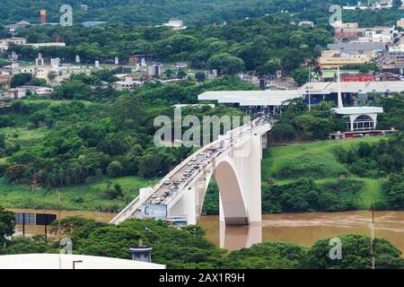 Luftbild des Verkehrs, der die Freundschaftsbrücke (Portugiesisch: Ponte da Amizade) überquert und Foz do Iguacu, Brasilien, mit Ciudad del Este, Paraguay verbindet. Stockfoto